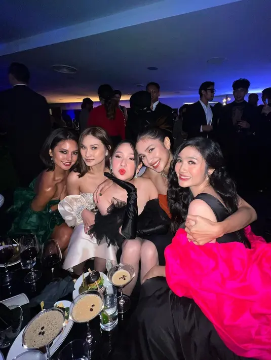 Febby Rastanty berpose bersama teman-temannya saat menghadiri acara after party gala premier film The Rings of Power di Flower Dome, Singapura. (Instagram/febbyrastanty)
