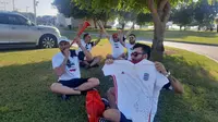 Fans Iran menjelang laga melawan Inggris pada matchday pertama Grup B Piala Dunia 2022 di Stadion Khalifa hari Senin (21/11/2022). (Bola.com/Hendri Wibowo)