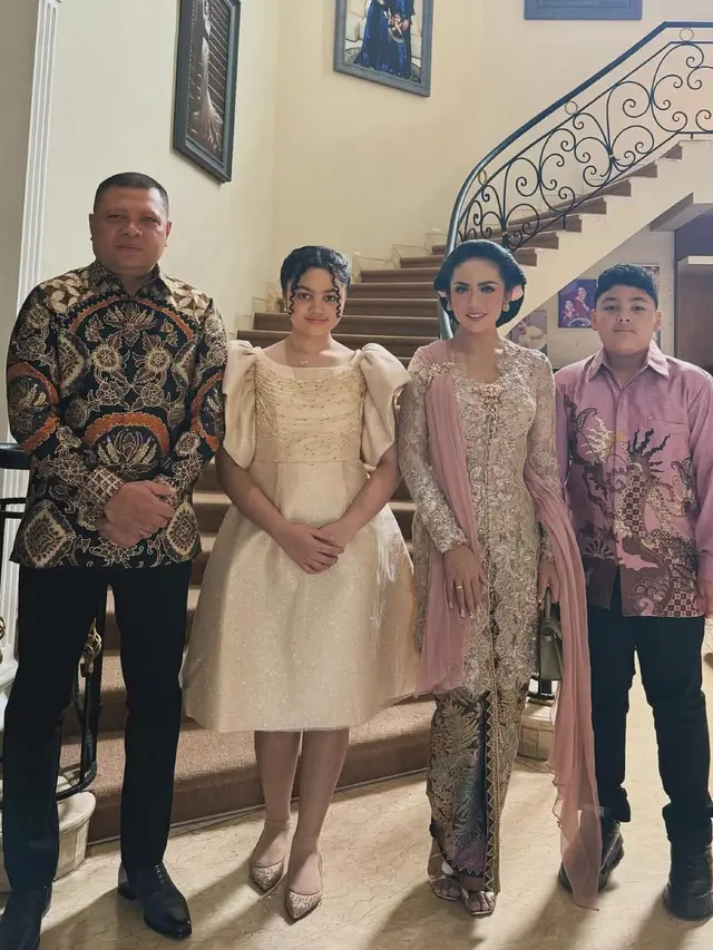 6 Potret Krisdayanti dalam Balutan Kebaya Tradisional, Elegan Penuh Keanggunan (instagram/krisdayantilemos).