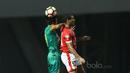 Duel pemain Persija Jakarta, Bruno Lopes (kanan) dan pemain Sriwijaya FC, Firdaus pada laga Liga 1 2017 di Stadion Wibawa Mukti, Cikarang, Jumat (16/6/2017). Persija menang 1-0. (Bola.com/Nicklas Hanoatubun)