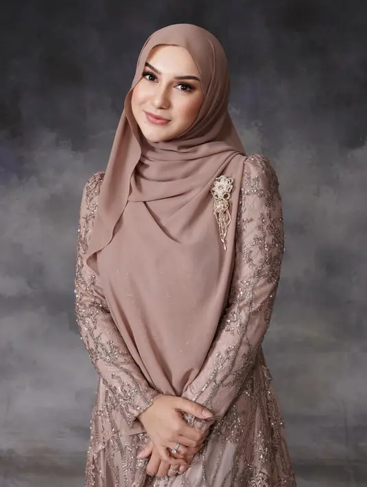 Lipstik cokelat dengan shade terang jadi penutup makeup soft glam Irish Bella sebagai bridesmaid [@aldiphotoofficial]