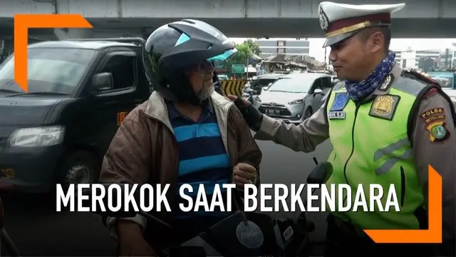 Petugas Satwil Lantas Jakarta Timur menggelar sosialisasi larangan merokok saat berkendara. Denda 750 ribu rupiah akan dikenakan bagi pelanggar jika UU telah berlaku.