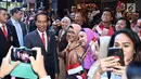 Suasana saat warga menyambut Presiden Joko Widodo atau Jokowi setibanya di hotel tempatnya menginap di Sydney, Australia, Jumat (16/3). Kedatangan Jokowi kali ini untuk menghadiri ASEAN-Australia Special Summit 2018. (Liputan6.com/Pool/Biro Pers Setpres)