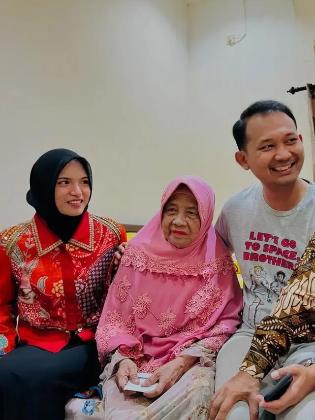 Zahwa Nadhira Sungkem Ibu Mahfud MD