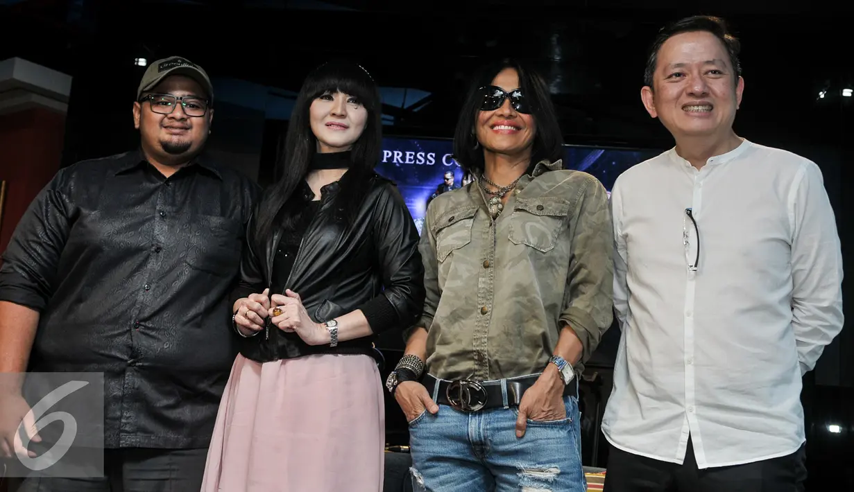 Ita Purnamasari (kedua kiri) dan Atiek CB (kedua kanan) berpose bersama usai konferensi pers konser 'Terbaik Untukmu' di kantor Warner Music, Jakarta, Selasa (18/10). (Liputan6.com/Yoppy Renato)