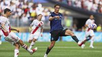 Pemain Inter Milan Francesco Pio Esposito mencoba menghalangi tendangan pemain River Plate, Lucas Martinez Quarta dalam laga Grup E Piala Dunia Antarklub di Seattle,&nbsp;Kamis (26/6/2025). (AP Photo/Ryan Sun)&nbsp;&nbsp;&nbsp;&nbsp;