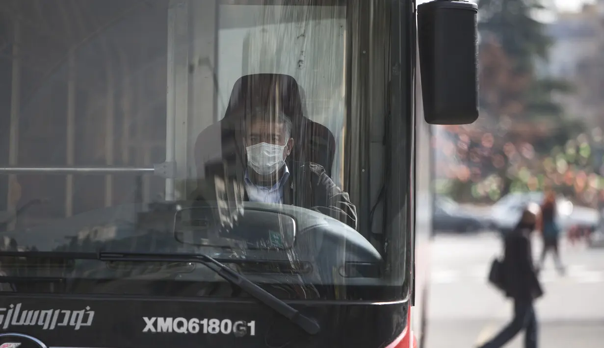 Seorang sopir bus mengenakan masker di Teheran, Iran (26/2/2020). Kementerian Kesehatan dan Pendidikan Kedokteran Iran pada (26/2) mengumumkan 139 orang telah terinfeksi coronavirus baru dan 19 di antaranya meninggal dalam sepekan terakhir. (Xinhua/Ahmad Halabisaz)