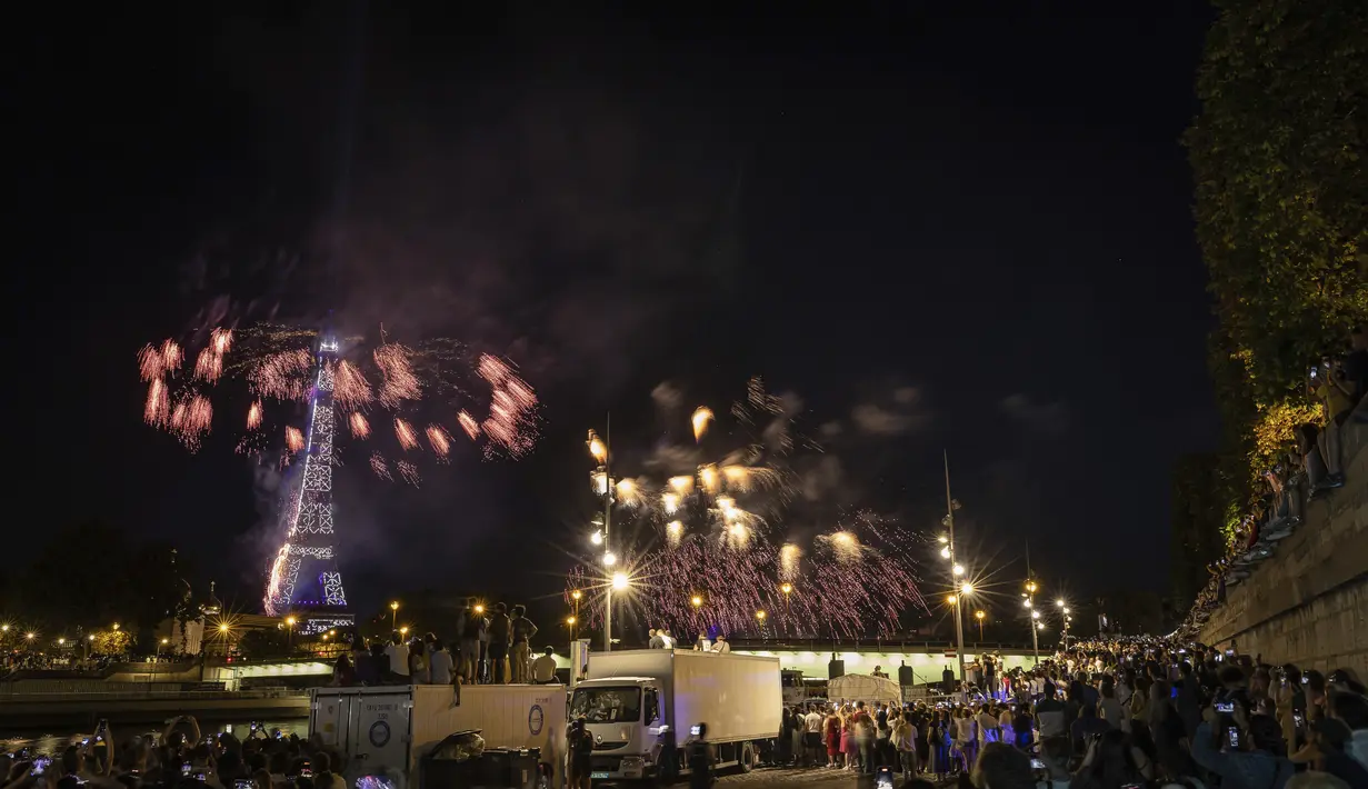 Perayaan itu dilakukan untuk memperingati penyerbuan benteng penjara Bastille pada 14 Juli 1789 silam. (AP Photo/Aurelien Morissard)