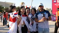 Penonton Korea Selatan di Piala Dunia 2022. (Hendry Wibowo/Bola.com)