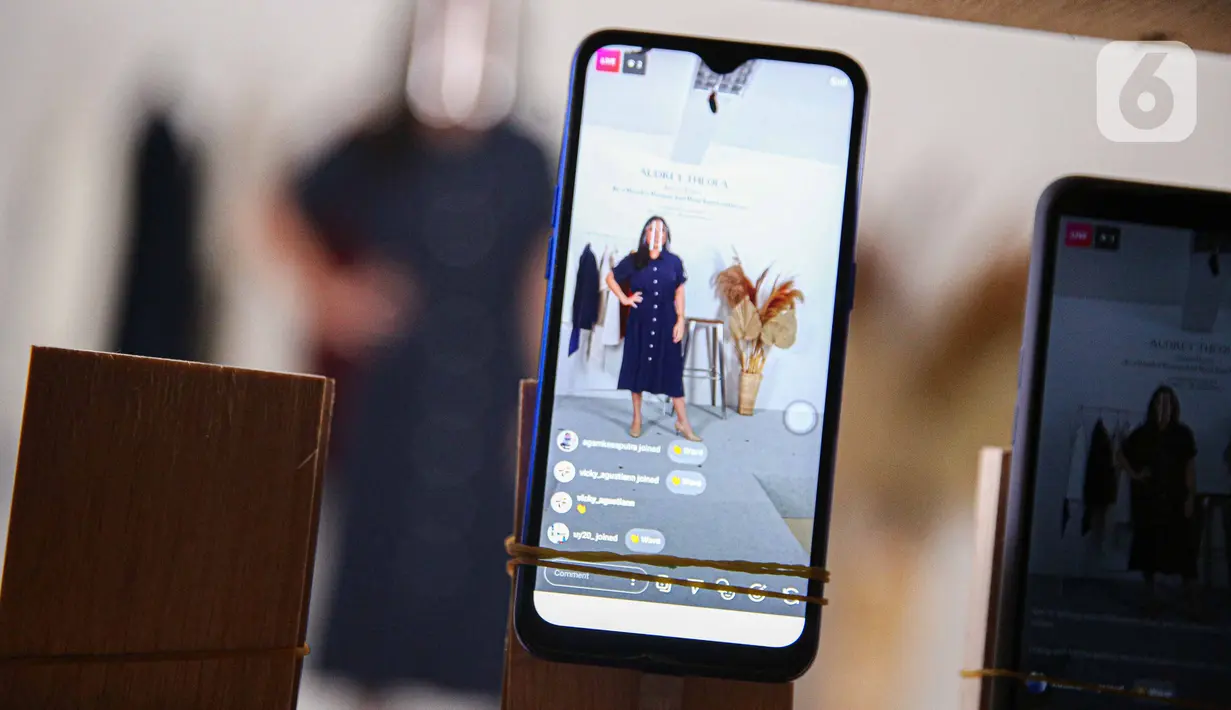 Deretan ponsel melakukan siaran langsung secara streaming saat peragaan busana rancangan Audrey Theola bertema Wonder Woman di Jakarta, Sabtu (24/10/2020). Fashion show virtual menjadi salah satu siasat yang dilakukan pelaku industri mode ketika peragaan busana. (Liputan6.com/Faizal Fanani)