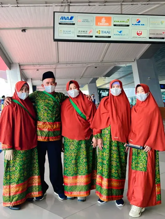 Kiky Saputri bersama kedua orangtua dan juga saudara-saudaranya jelang keberangkatannya ke Tanah Suci. (Foto: Instagram/@kikysaputrii)