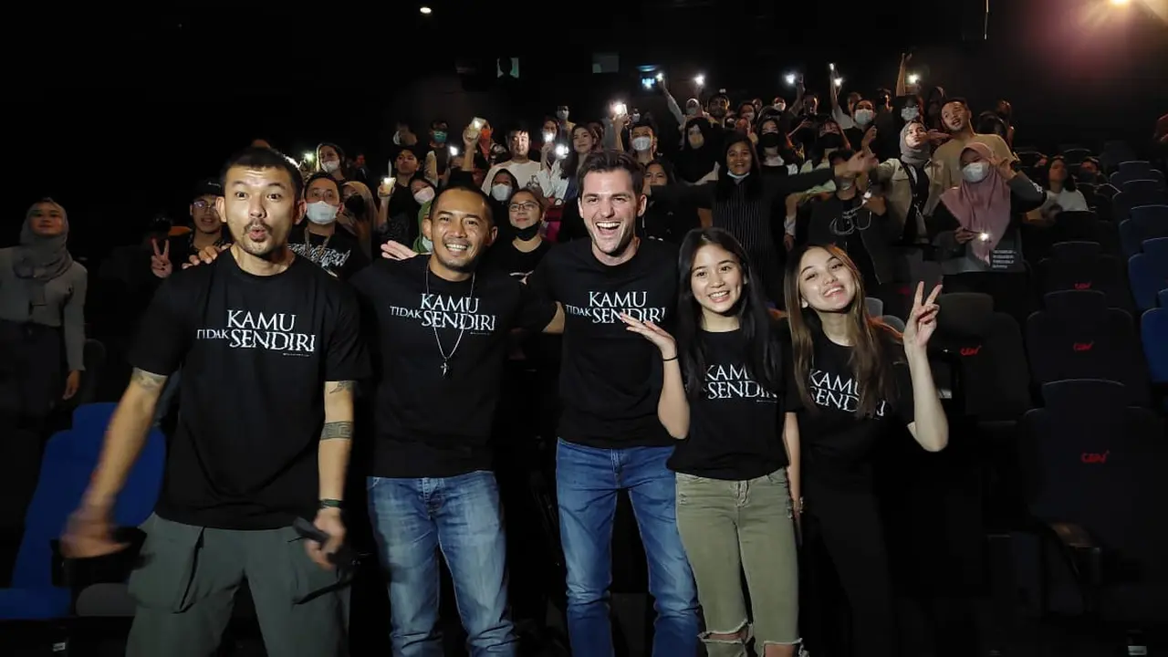Para kru dan pemain film Kamu Tidak Sendiri