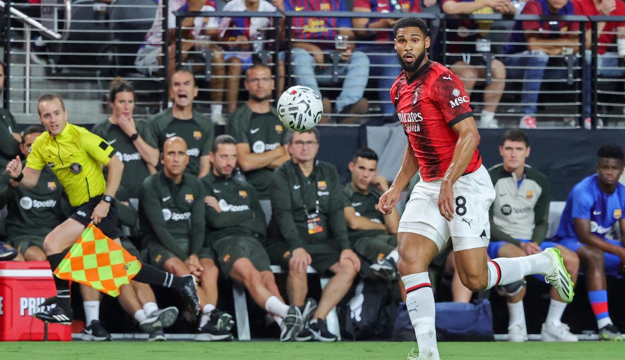 Gelandang anyar AC Milan, Ruben Loftus-Cheek menguasai bola saat menghadapi Barcelona pada laga uji coba pramusim Soccer Champions Tour 2023 di Allegiant Stadium, Las Vegas (1/8/2023). Setelah membela Chelsea selama 8 musim, Ruben Loftus-Cheek hijrah ke Liga Italia untuk bergabung dengan AC Milan yang mengontraknya selama 4 tahun hingga 30 Juni 2027. Ia didatangkan Rossoneri dengan nilai transfer 16 juta euro atau setara Rp269 miliar. (AFP/Getty Images/Ethan Miller)