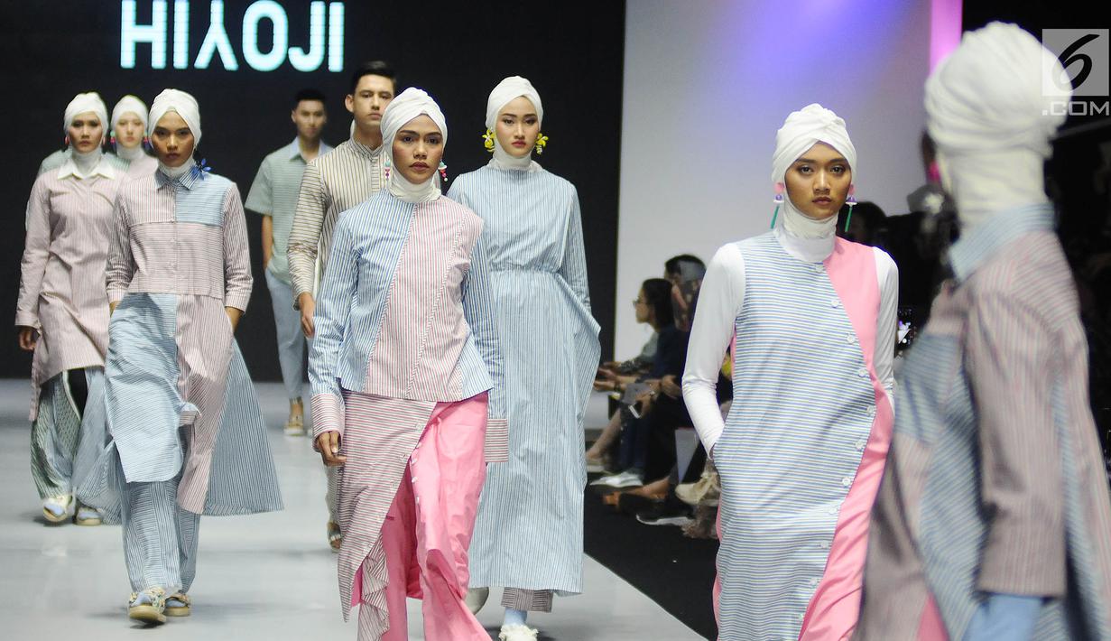 Model mengenakan busana rancangan Danjyo Hiyoji menapilkan 11 busana saat Muslim Fashion Festival (MUFFEST) 2019 di JCC, Jakarta, Jumat (3/5/2019). MUFFEST 2019 melalui Bekraf membuat Indonesia Trend Forecasting 2019/2020 dengan tema "Sigularity" sebagai acuan. (Liputan6.com/Herman Zakharia)