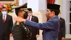 Presiden Joko Widodo menyematkan tanda pangkat kepada Panglima TNI Jenderal Andika Perkasa saat pelantikan di Istana Negara, Rabu (17/11/2021). Andika Perkasa menggantikan Panglima TNI sebelumnya Marsekal Hadi Tjahjanto yang memasuki masa pensiun. (Foto: Agus Suparto/Biro Sekretariat Kepresidenan)