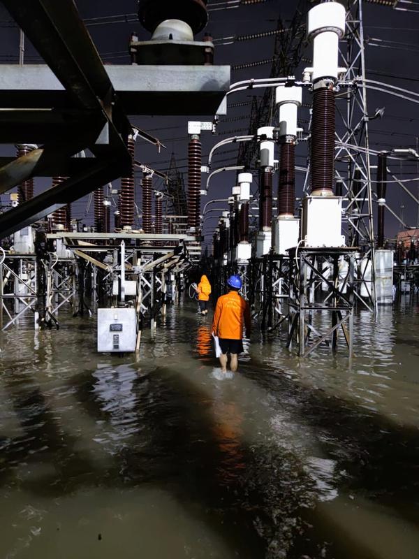 Petugas PLN saat mengamankan gardu Induk Tambak Lorok yang terdampak banjir Kota Semarang. (Foto: Liputan6.com/Ist/Felek Wahyu)