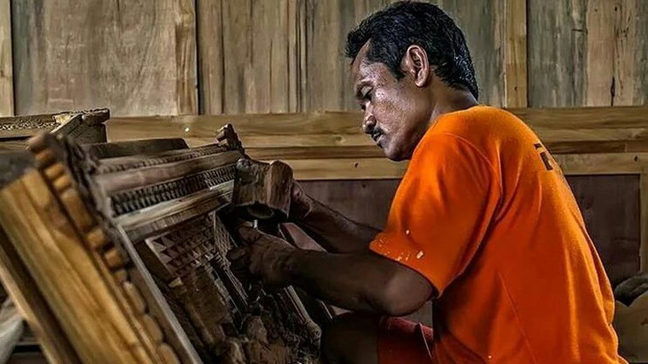 Kesibukan pengukir di Jepara saat membuat ukiran handycraft.
