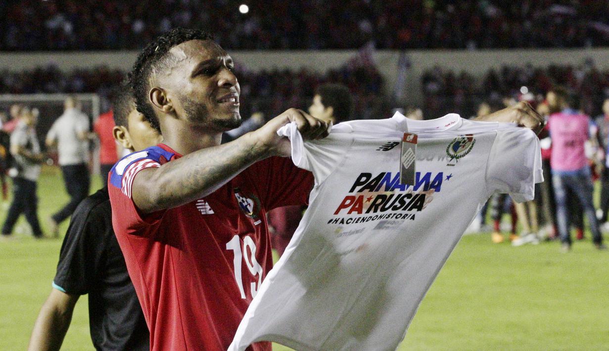 Gelandang Panama, Alberto Quintero, melakukan selebrasi usai memastikan negaranya lolos Piala Dunia 2018 di Stadion Rommel Fernández, Selasa (10/10/2017). Panama menang 2-1 atas Kosta Rika. (AP/Arnulfo Franco)
