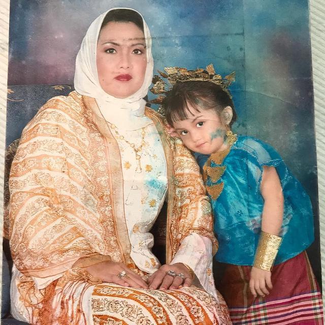 6 Potret Kebersamaan Aisyah Aqilah dan Ibunda, Penuh Kehangatan