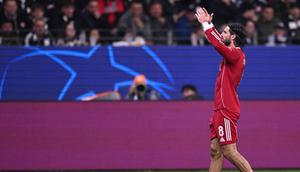 Dengan sepakan jarak jauh khasnya, Dominik Szoboszlai menutup pesta gol Liverpool di markas Eintracht Frankfurt. Liverpool menang 5-1. (Kirill KUDRYAVTSEV/AFP)
