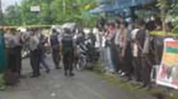 Densus 88 Menggeledah Rumah Terduga Teroris