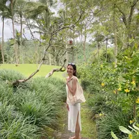 Trip honeymoon Mikha Tambayong masih berlanjut, dan kita akan menyukai outfinya. [@miktambayong]