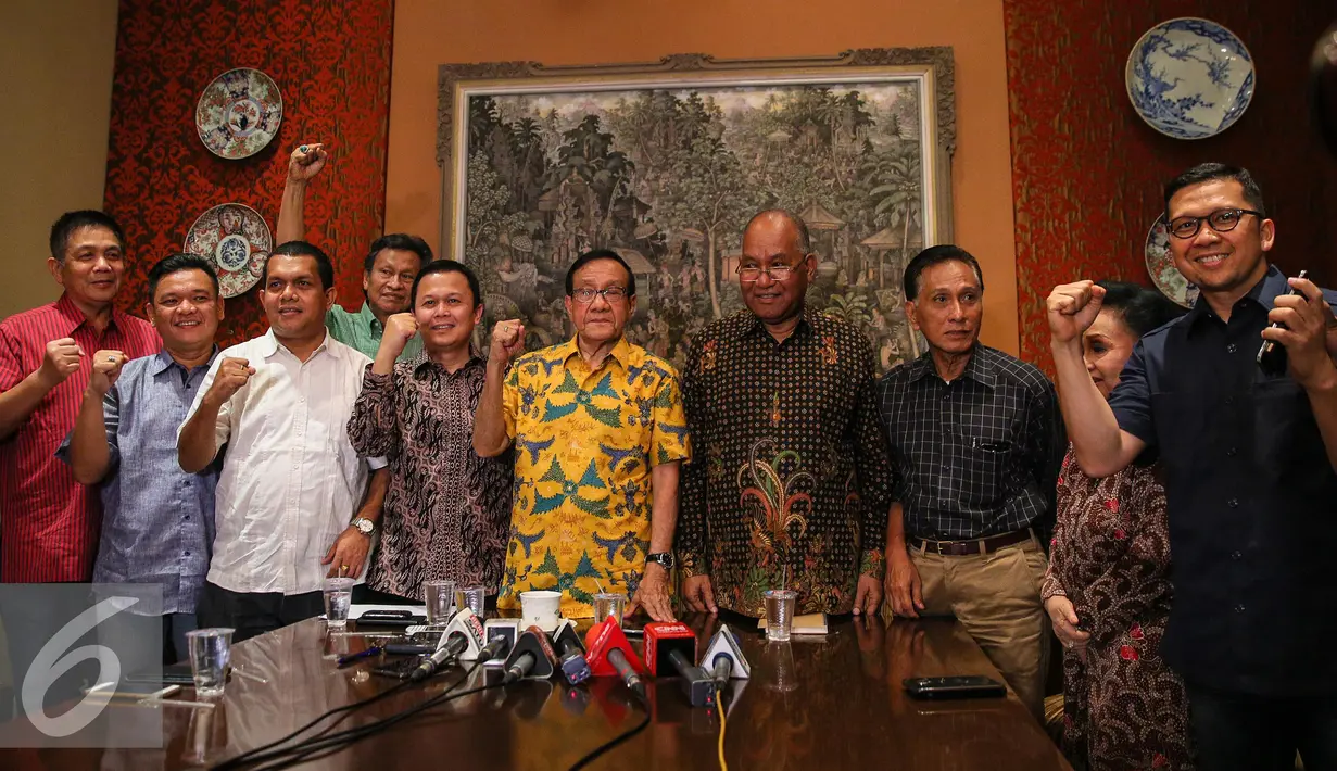Ketua Dewan Pertimbangan Partai Golkar Akbar Tanjung  (tengah) berfoto bersama Generasi Muda Partai Golkar usai memberikan konferensi pers di kediaman Akbar Tanjung, Jakarta, Minggu (3/1). (Liputan6.com/Faizal Fanani)