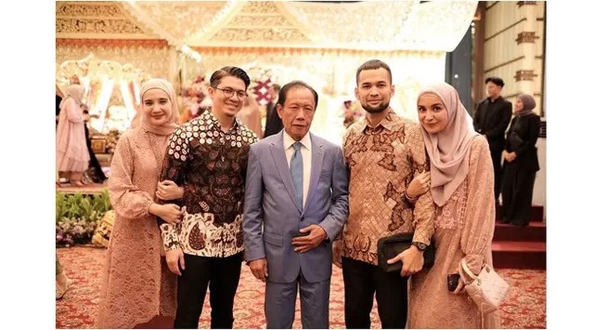 6 Potret Zaskia dan Shireen Sungkar KondanganBareng, Kompak dengan Keluarga Besar