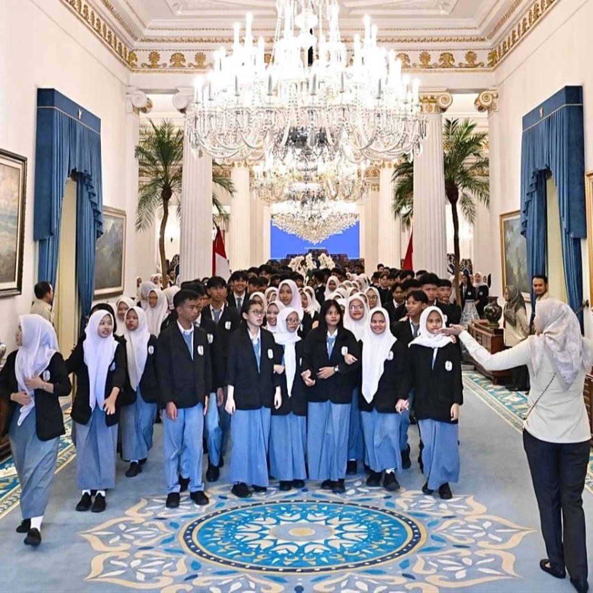 Anak Sekolah Kunjungi Istana