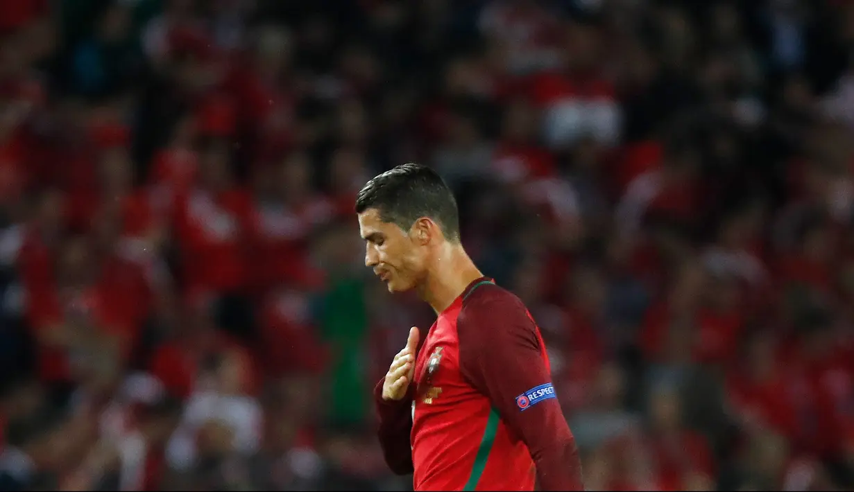 Penyerang Portugal Cristiano Ronaldo  berjalan usai pertandingan lanjutan piala Eropa 2016 grup F di Parc des Princes, Prancis, (19/6). Portugal bermain imbang 0-0 dengan Austria. (REUTERS/Christian Hartmann)