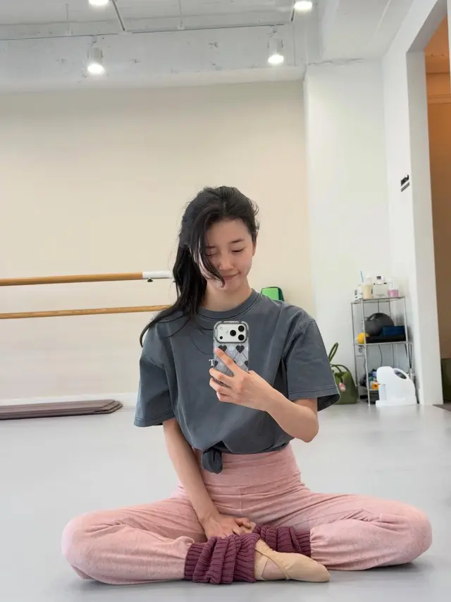 Bae Suzy Ikut Tren Ballet, Tampil Sporty Feminin dengan Outfit Latihan yang Simpel dan Anggun