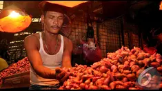 Pedagang  bawang sedang menunggu dagangannya di Pasar Keramat Jati, Jakarta, Rabu (13/8/2014) (Liputan6.com/Miftahul Hayat)