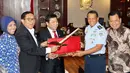 F-16 yang terbakar kemarin menurut KSAU Marsekal Madya Agus Supriatna  karena tidak dilengkapi dengan drag chute atau suatu perlengkapan parasut pesawat, Jakarta, Jumat (17/4/2015). Agus tampak berpose dengan pimpinan DPR. (Liputan6.com/Helmi Afandi)