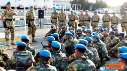 Citizen6, Lebanon: Dansatgas Indobatt Kontingen Garuda UNIFIL, Letkol Inf Suharto Sudarsono melaksanakan inspeksi kesiapan personel di Lapangan Soekarno Markas Indobatt UN Posn 7-1, Lebanon Selatan, Senin (22/10). (Pengirim: Badarudin Bakri).