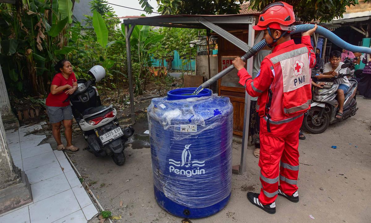PMI Distribusikan Air Bersih bagi Korban Kekeringan di Depok