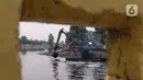 Alat berat tengah melakukan pengerukan lumpur di kali Mookervart, Jakarta Barat, Selasa (12/10/2021). Antisipasi banjir, Pemprov DKI Jakarta gelar gerebek lumpur di sepanjang aliran Kali Mookervart, pengerukan lumpur  untuk mengatasi permasalahan banjir di Jakarta. (Liputan6.com/Angga Yuniar)