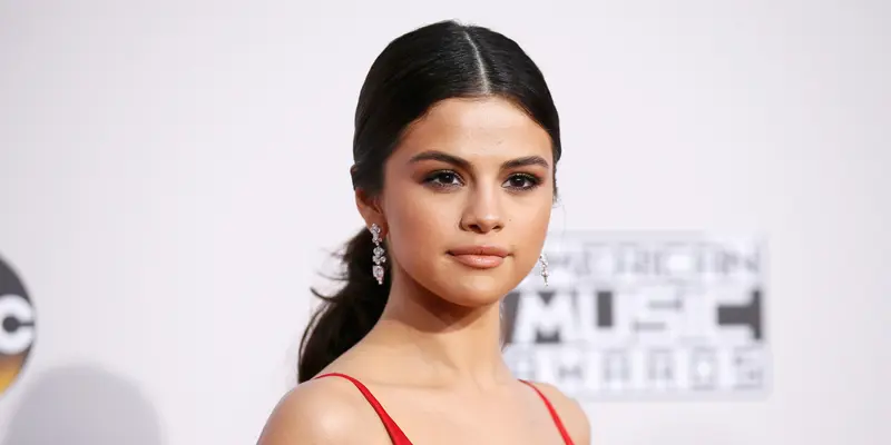 20161120-Selena Gomez Tampil Mengejutkan di Karpet Merah-Los Angeles