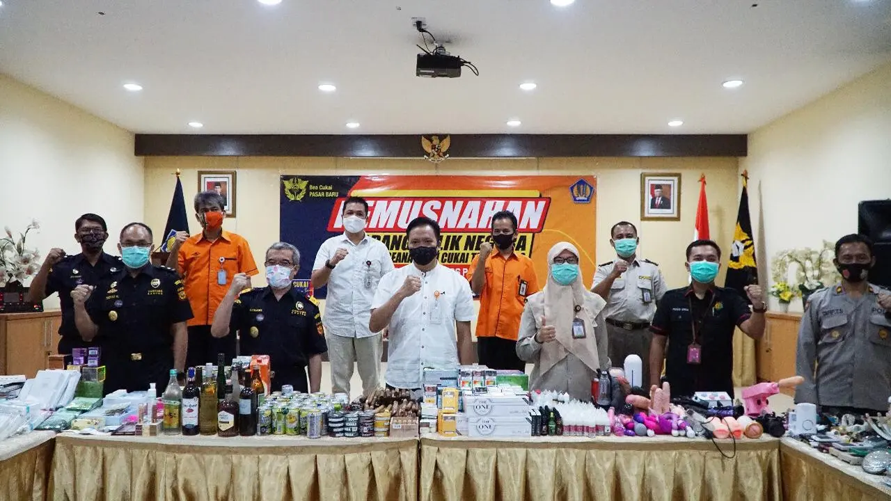 Bea Cukai Pasar Baru memusnahkan sejumlah barang milik negara