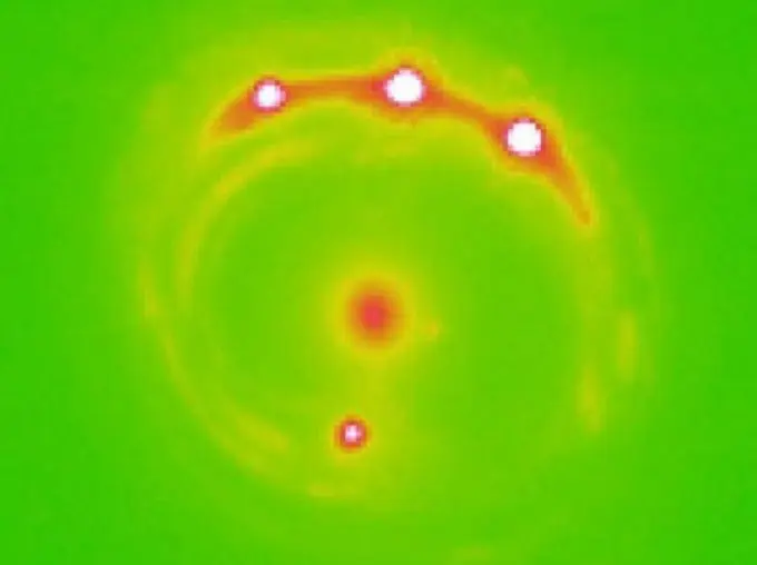 Lensa gravitasi dari galaksi RX J1131-1231 dapat dilihat di bagian tengah, dengan empat lensa berlatarbelakang kuasar. (Dokumentasi University of Oklahoma)