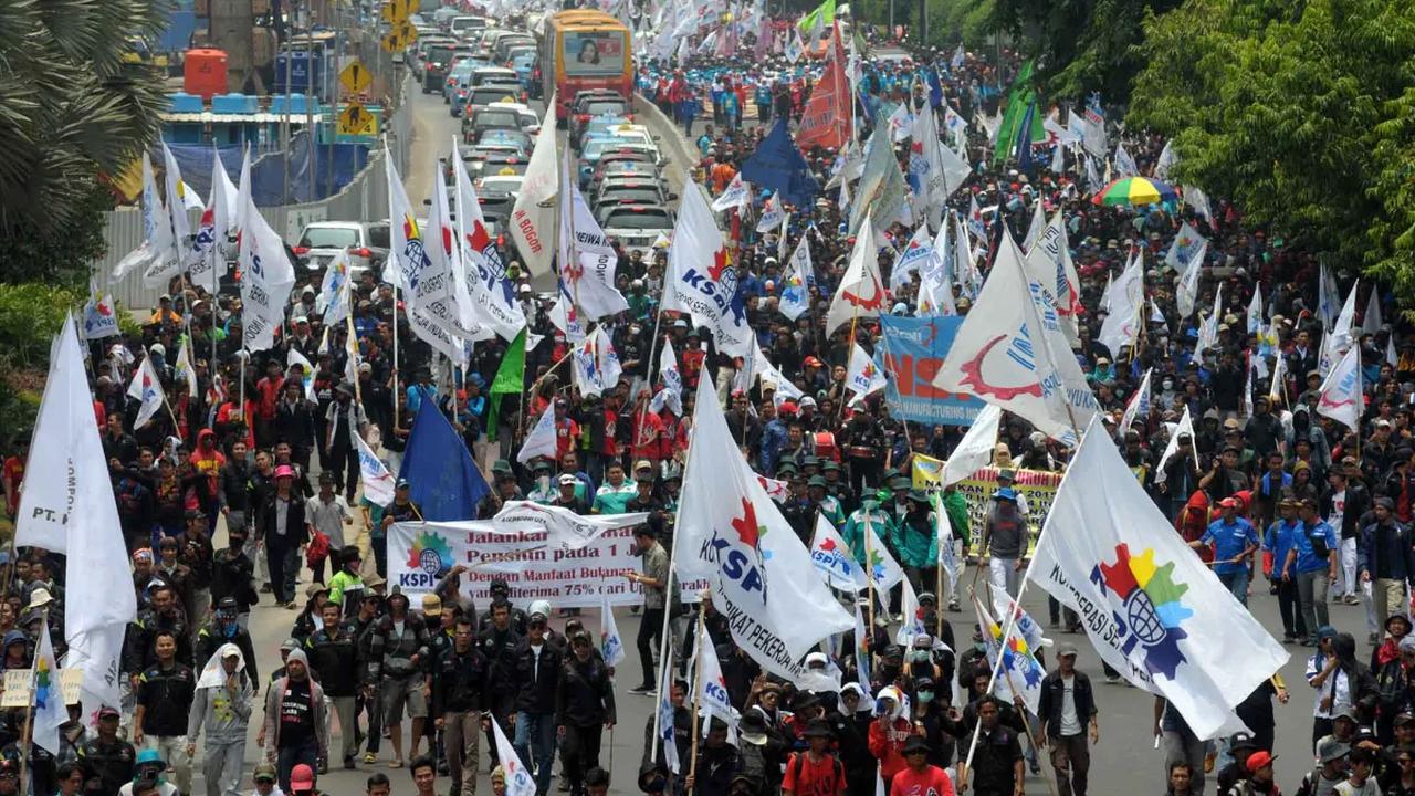 "Mogok nasional tidak dikenal dalam regulasi kita. Apakah mogok nasional adalah solusi dari permasalahan ini? Bukankah mogok itu timbulkan masalah baru?"