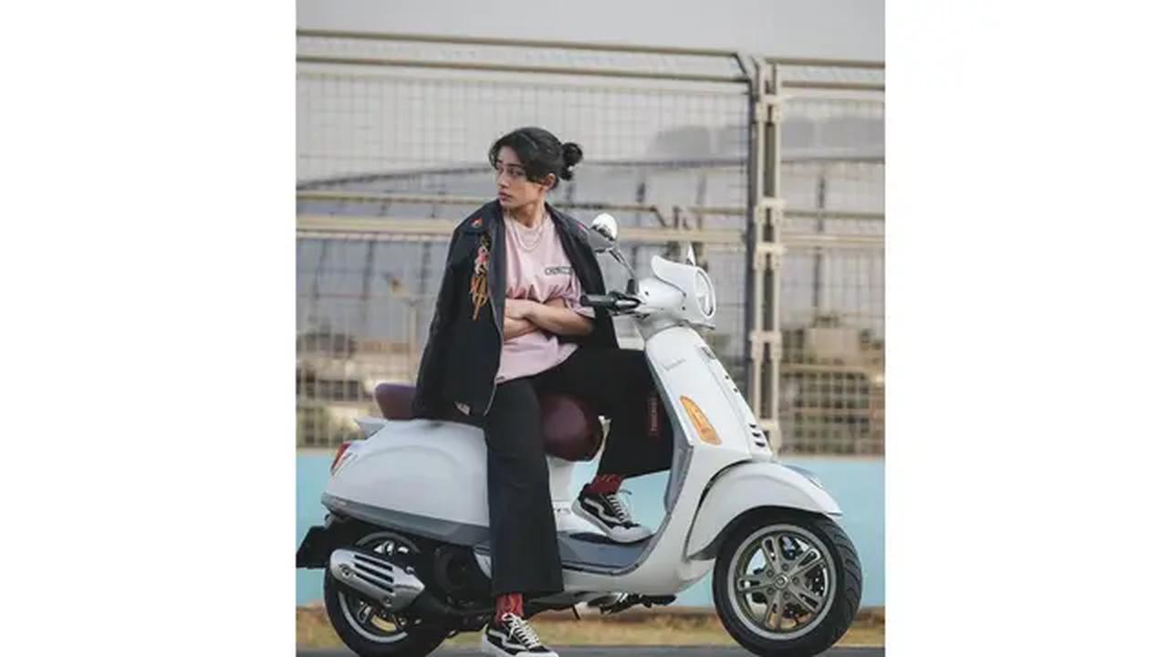 Potret Sintya Marisca Kendarai Vespa (Sumber: Instagram/sintyamarisca)