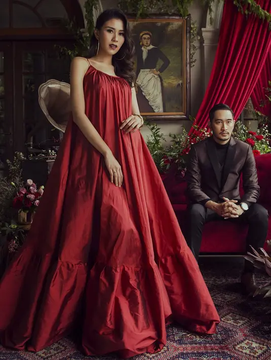 Adik bungsu Raffi Ahmad tampak makin cantik dengan busana merah dan hitam. Sedangkan Jeje Govinda tampak gagah dengan kemeja biru dipadu celana warna senada. Syahnaz tampak pangling dengan busana tersebut. (Instagram/syahnazs)