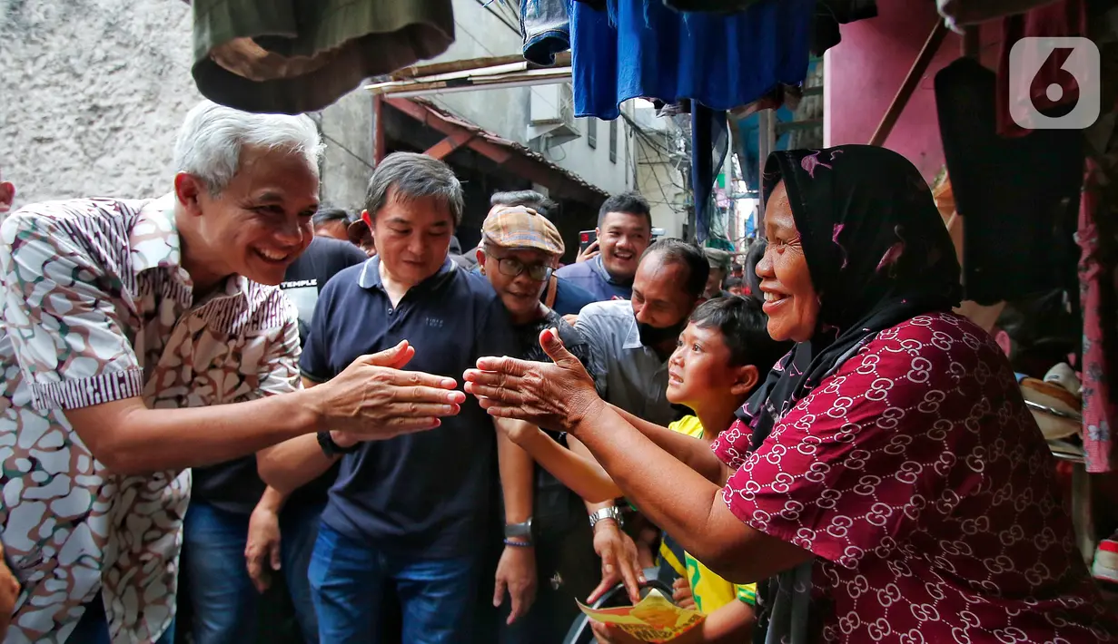 Ganjar yang dikawal Satgas PDIP langsung blusukan masuk ke gang-gang permukiman warga.  (Liputan6 com/Angga Yuniar)