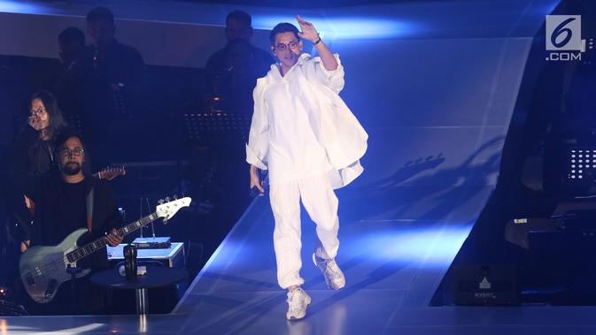 Penyanyi Afgansyah Reza atau Afgan menghibur penggemarnya saat menggelar konser bertajuk Dekade di Istora Senayan, Jakarta, Jumat (8/8/2019). Konser ini merupakan penanda 10 tahun penyanyi Afgansyah Reza di industri musik Indonesia. (Liputan6.com/Angga Yuniar)