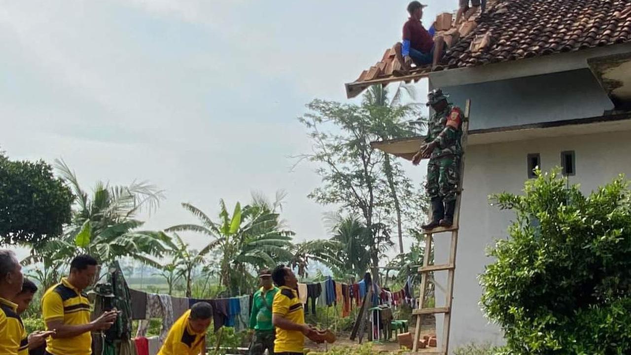 TNI-Polri gotong royong memperbaiki rumah warga di Lampung Tengah yang terdampak angin puting beliung. Foto : (Istimewa).