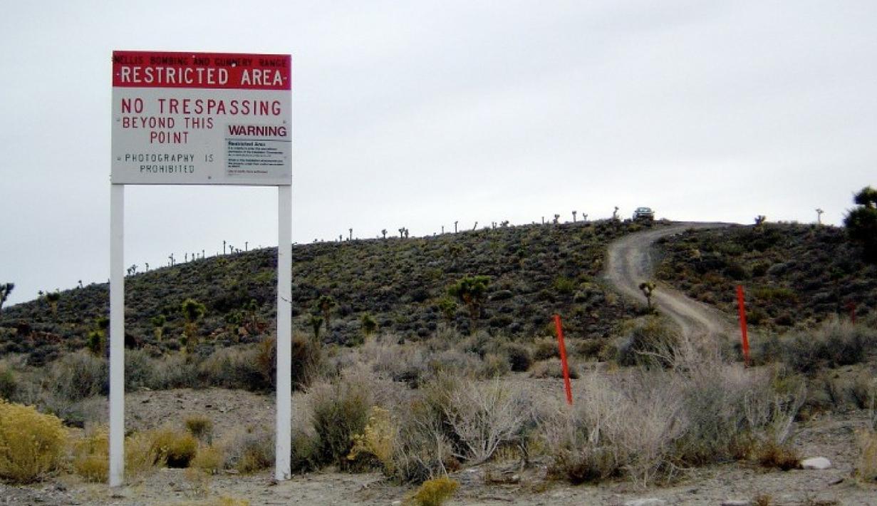Mungkin belum banyak orang yang tahu dimana Area 51 itu berada. Area 51 berada di bagian selatan Nevada, 83 mil dari Las Vegas bagian barat laut. Tempat ini dikabarkan tempat yang sangat rahasia dan mempunyai banyak rahasia didalamnya. (1.bp.blogspot.com)