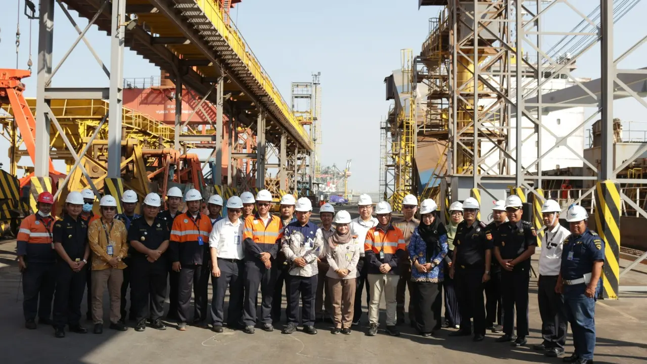 Bea Cukai Gresik melepas ekspor perdana melalui SSm QC Ekspor produk palm kernel expeller (PKE) sebanyak 7.700.000 MT milik PT Wilmar Nabati Indonesia, pada Selasa, 17 Oktober 2023. (Istimewa)