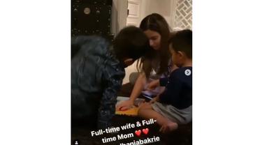 Larang Anak Makan Nasi, Ini 4 Bukti Nia Ramadhani Jadi Ibu yang Disiplin