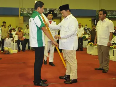 Ketua Umum Partai Gerindra Prabowo Subianto melantik Sandiaga Uno sebagai ketua DPP Asosiasi Pedagang Pasar Seluruh Indonesia (APPSI) di Jakarta, Selasa (22/3). Sandiaga Uno mengantikan Prabowo yang sebelumnya menjadi APPSI. (Liputan6.com/Gempur M Surya)