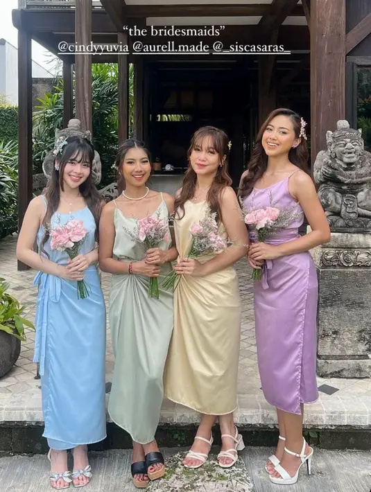 Terlihat juga Nadila Wantari yang mengenakan wrap dress warna kuning cerah lengkap dengan aksesori di kepalanya. Sementara Sisca Saras mengenakan dress warna lilac dan perhiasan warna senada. [@nadilawantari23/@_siscasaras_/@rona_ang]